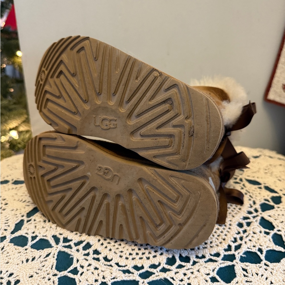 UGG Tan Kids Slippers with Cream Fur - Picture 4 of 6